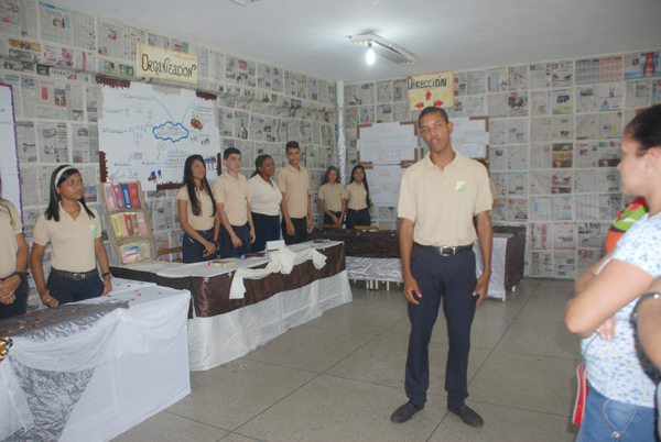 Estudiantes del Aranda exponen proyectos