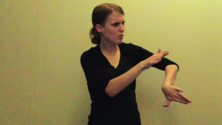 Mujer rapea en lenguaje de señas