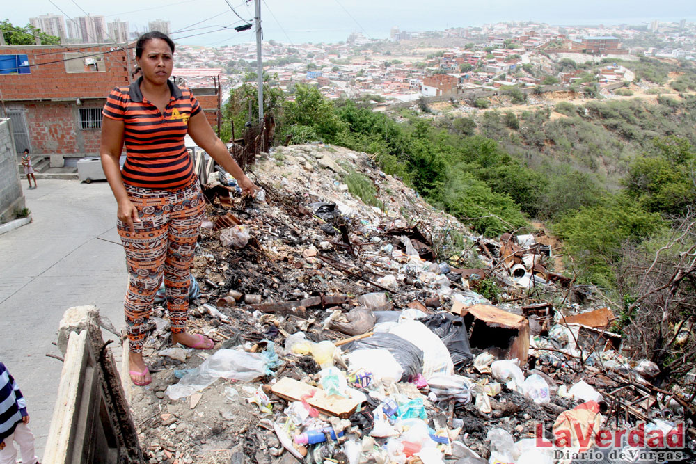 Vecinos queman basura   abarrotada en vertedero de Los Olivos