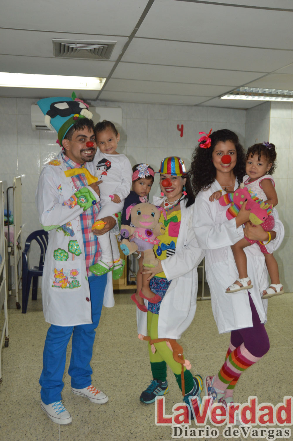 Doctor Yaso regaló sonrisas a pacientes pediátricos del Periférico
