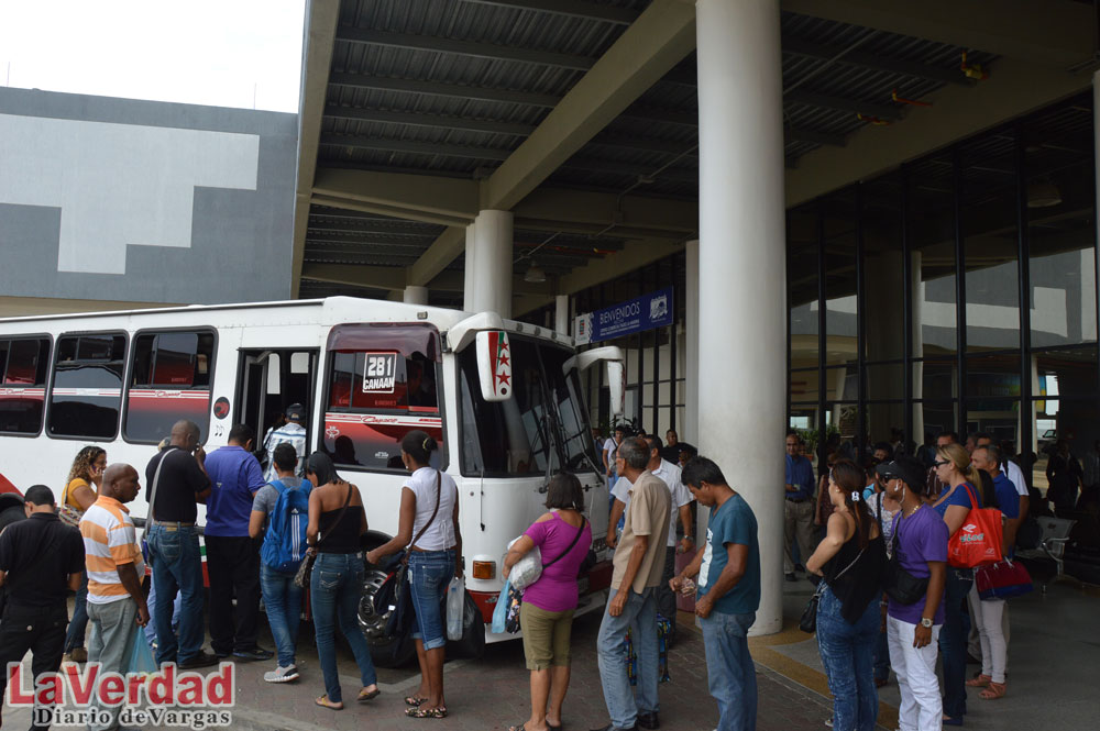 Choferes de Caracas-La Guaira se las ingenian  por crisis de repuestos