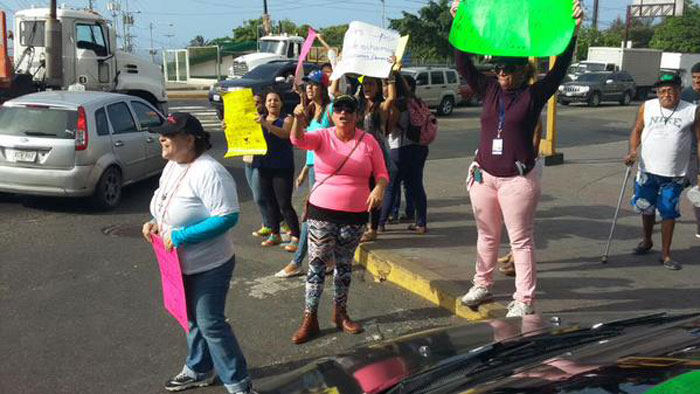 Mujeres por Vargas reclaman en la calle por las colas