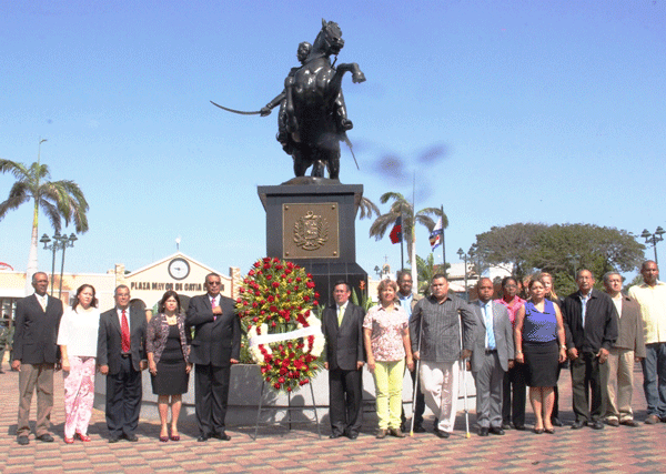 Celebran Natalicio de Bolívar y Batalla del Lago con ofrenda floral en Plaza Mayor