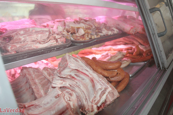 Carniceros se mantienen vendiendo chuleta y huesos ahumados