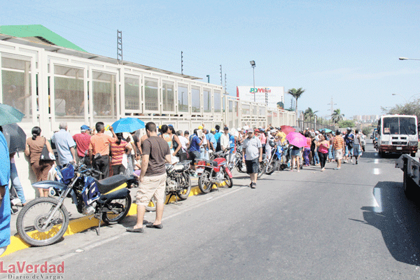 Protesta en Pdmercal de Guaracarumbo por venta de pollo y carne