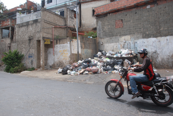 En Canaima conviven con la basura hasta por un mes
