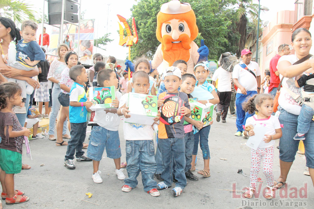 Alcalde regala alegría a más de 1200 niños en su día