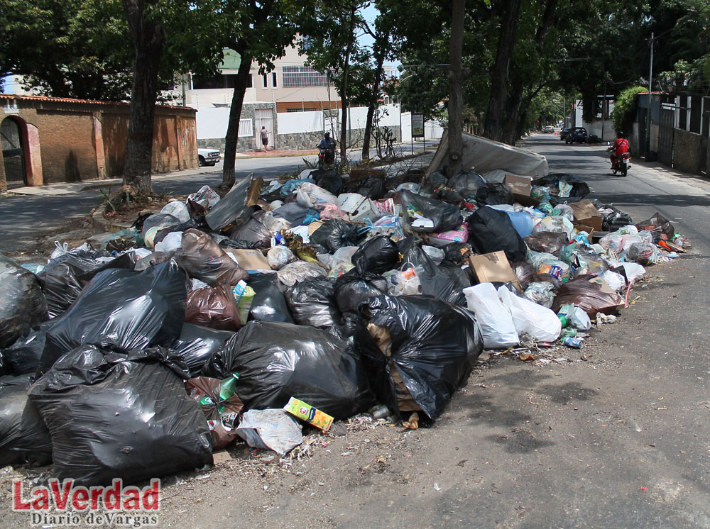 Avenida Miramar está repleta de basura