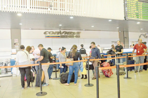 Pasajeros se quejan por la ineficiencia de Conviasa