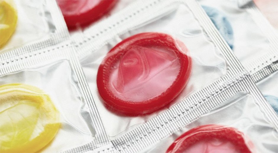 MinSalud dona 4 bultos de condones a StopVIH