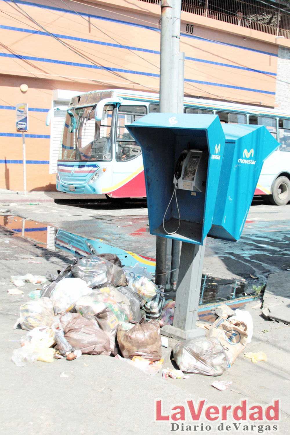 Drenajes tapados contaminan calles de Naiguatá