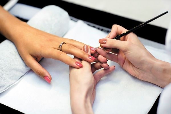 Manicuristas trabajan "con las uñas"