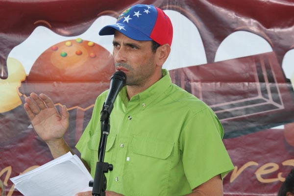 Capriles: "Enmienda o Revocatorio evitarán explosión social"