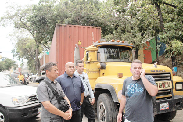 Polivargas recupera una gandola cargada de línea blanca