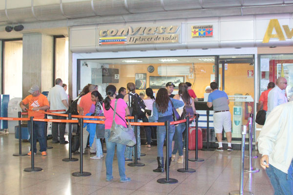 Más de 200 pasajeros de Conviasa quedan varados en Madrid