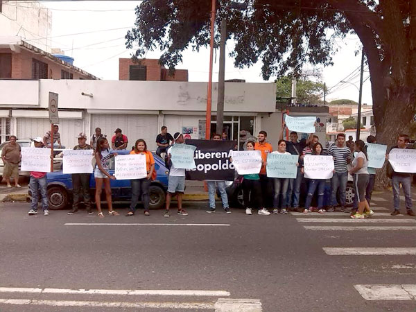 Con pancartazo Voluntad Popular y Vente Venezuela exigen libertad de presos políticos