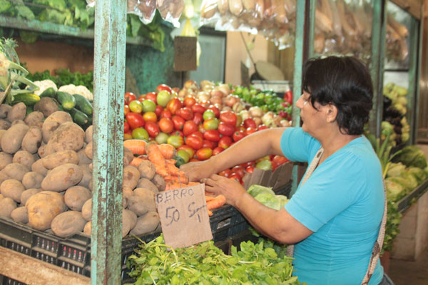 Aumentan ventas de verduras ante escasez de pasta y arroz