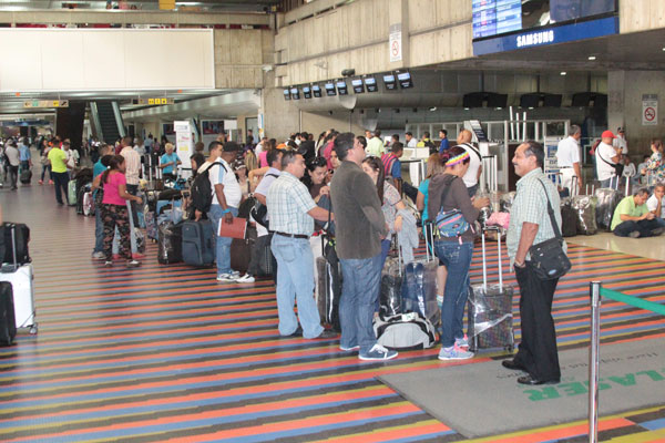 Varados 70 pasajeros en el terminal internacional