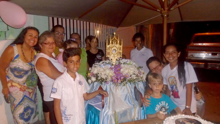 Vecinos de Naiguatá reciben a la Virgen de Coromoto