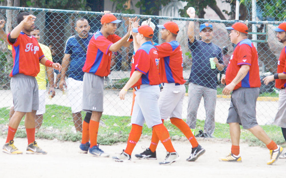 Tigres devoraron a Salsabor en softbol playero