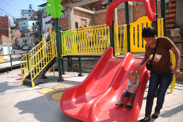 Barrio Tricolor recupera parque infantil en La Ideal