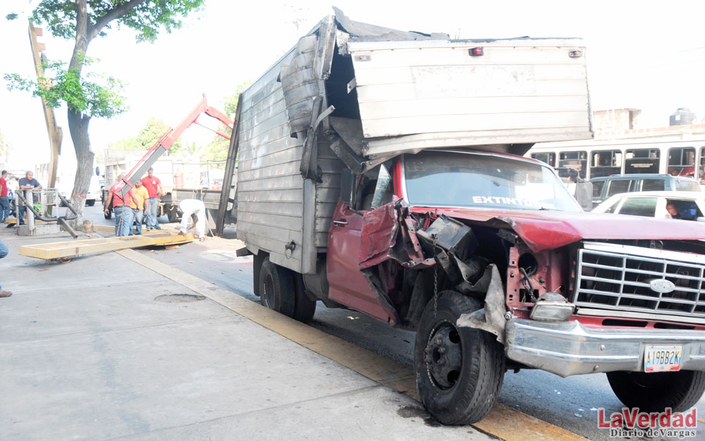 Camión perdió los frenos y derribó el semáforo en Maiquetía
