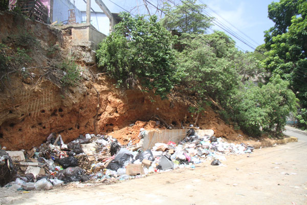 Bote de basura pone en riesgo a estudiantes de la Luis Castro