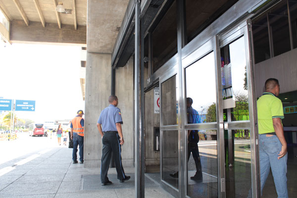 700 aeroportuarios pasan a policía nacional desde este lunes