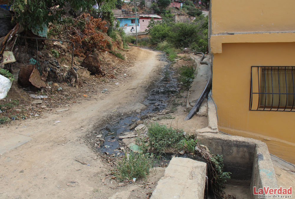 Seis familias afectadas por derrame de aguas servidas en La Vuelta