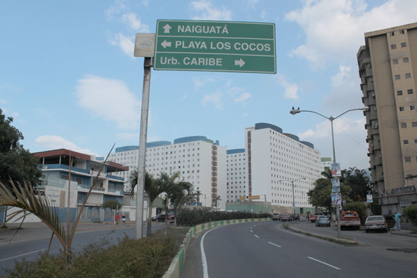 Hampa deja en cuatro bloques vehículos de Tanaguarena