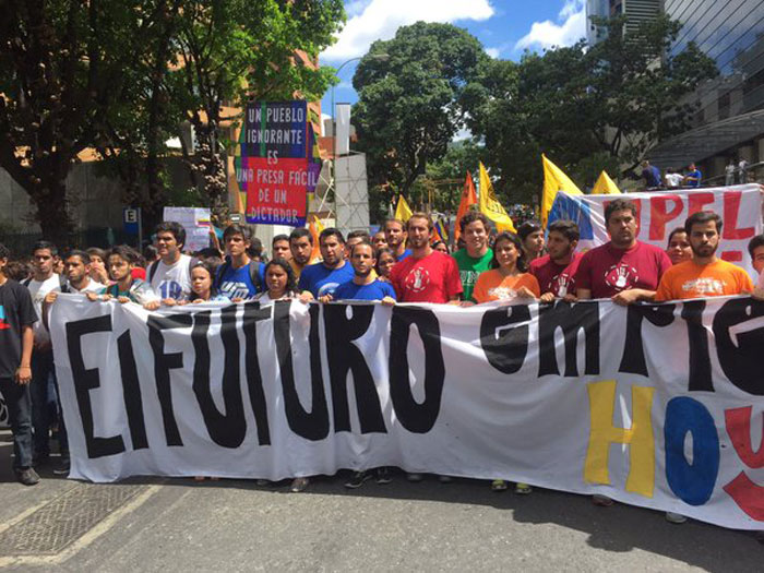 Estudiantes marcharon en defensa de la autonomía universitaria