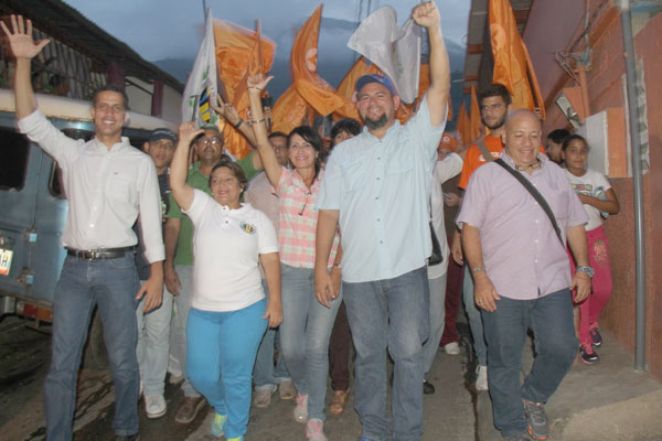 Candidatos de la MUD realizan casa a casa en Punta de Mulatos
