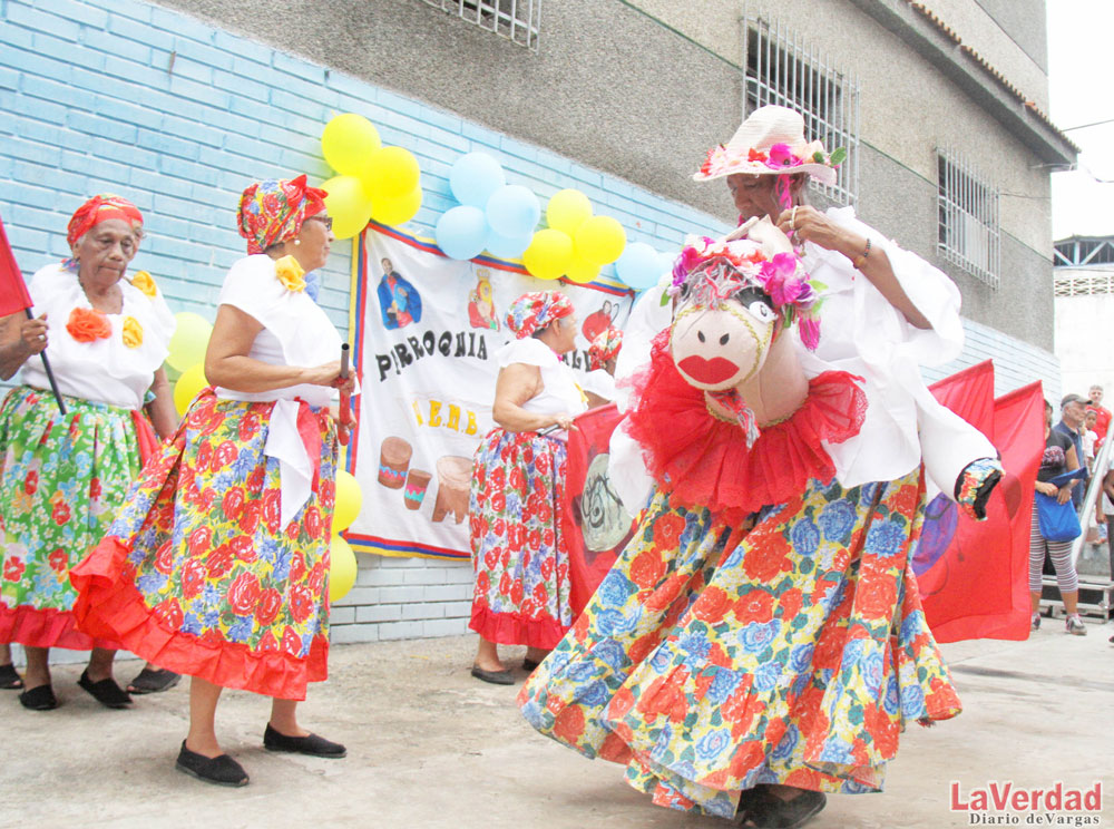 Escuelas de Caraballeda desfilaron en honor a la parroquia