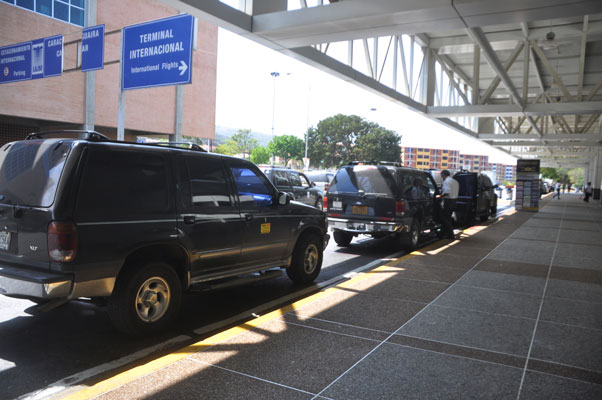 Taxistas del aeropuerto consideran insuficiente tarifa mínima