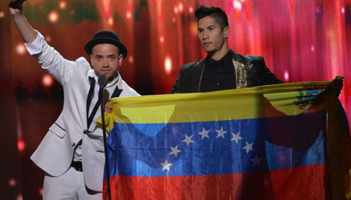 Fanáticos de ‘Chino y Nacho’ gritaron consignas durante concierto en Caracas