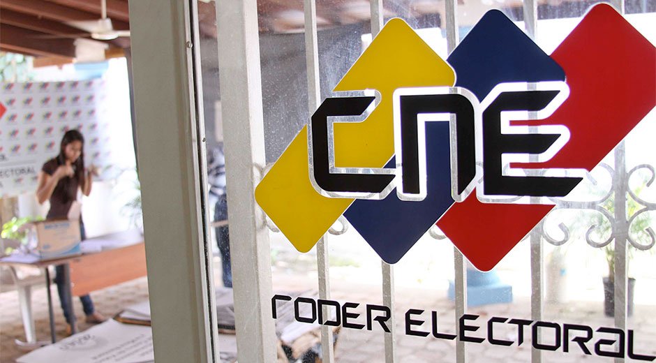 Oposición entrega recaudos al CNE para revocatorio presidencial