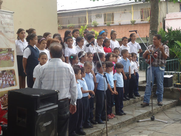 Coros infantiles realizan toma musical en Tarmas