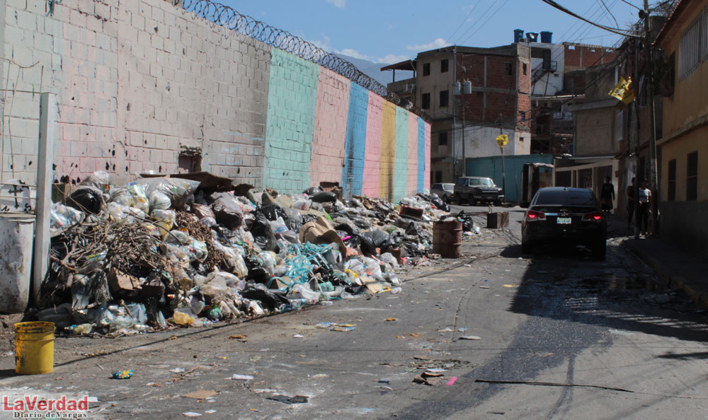 Cierran calle de Mirabal para exigir que recojan la basura