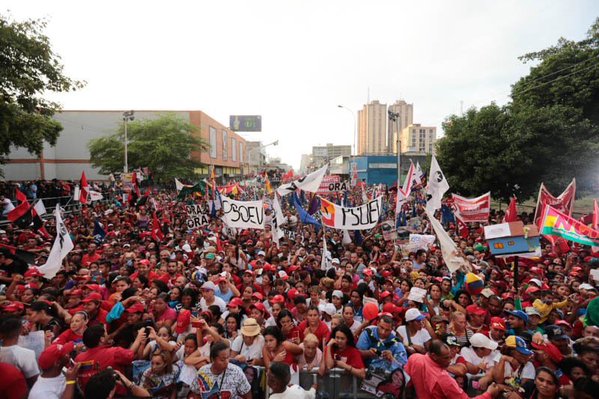 Oficialismo se congrega en avenida Bolívar para iniciar cierre de campaña