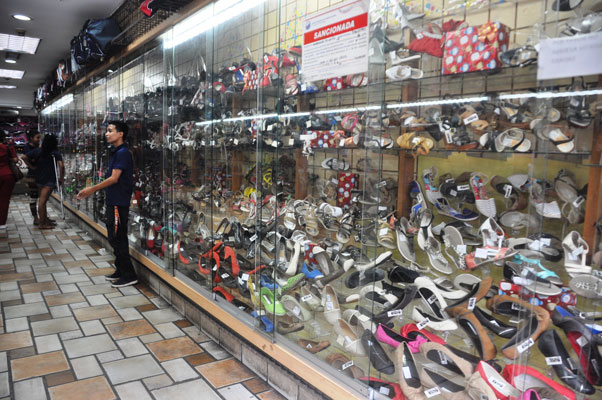 Alza en los precios afecta ventas de calzado en Maiquetía