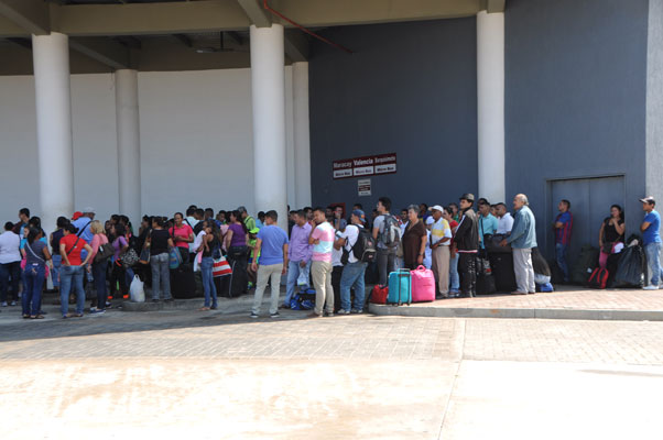 Esperan más de tres horas para viajar a Maracay
