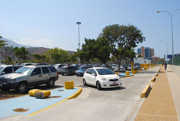 Desvalijados 10 carros en estacionamiento del aeropuerto