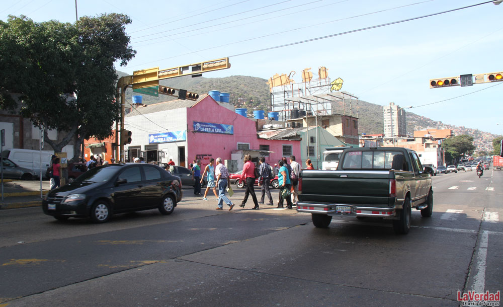 Piden activar semáforo de Calle Los Baños