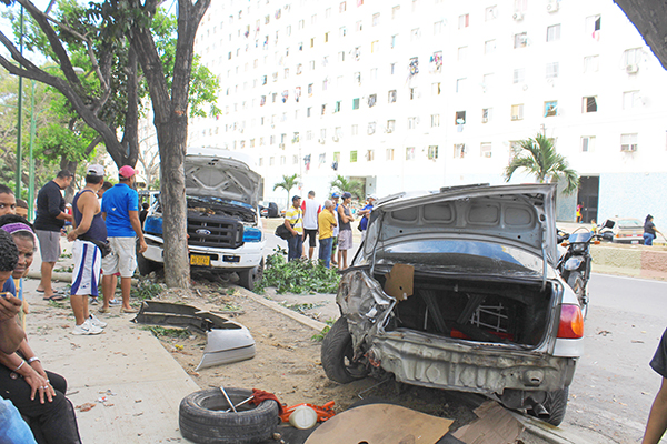 Dos heridos graves tras colisión de autobús en Tanaguarena