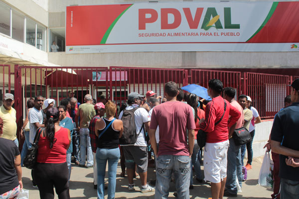 Pueblo se amotina por restricción de venta de pollo en Pdval