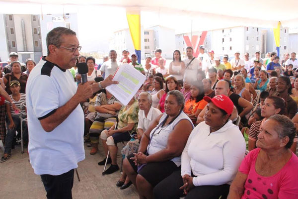 Gobernador se reúne con familias en Hugo Chávez