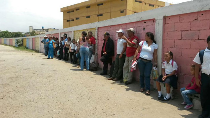 Usuarios y choferes de Hugo Chávez piden construcción de parada