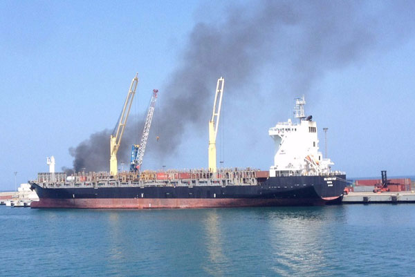 Se incendió un buque portacontenedores en el Puerto