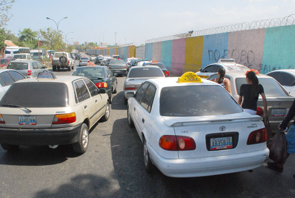 Taxistas exigen a las autoridades seguridad o trancarán el estado