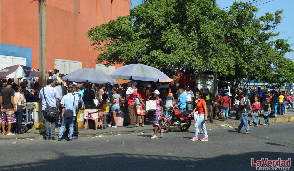 De día o de noche está prohibido permanecer afuera de los establecimientos